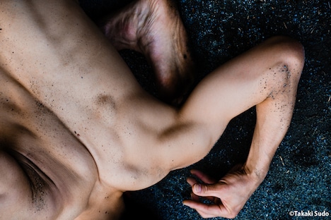 森川弘和（振付・出演）× 杉山 至（美術・衣裳デザイン）「動物紳士」 (c)Takaki Sudo