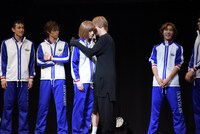 定本楓馬に耳打ちする神里優希。