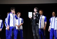 田中涼星から「乾ノート」を受け取る加藤将。