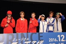 左から木更津亮役の佐藤祐吾、佐伯虎次郎役の二葉要、葵剣太郎役の矢代卓也、越前リョーマ役の阿久津仁愛、手塚国光役の宇野結也、海堂薫役の牧島輝。