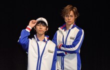 左から越前リョーマ役の阿久津仁愛、手塚国光役の宇野結也。