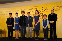 ミュージカル「ビッグ・フィッシュ」フォトセッションの様子。左から白井晃、藤井隆、赤根那奈、浦井健治、川平慈英、霧矢大夢、鈴木福、ROLLY。