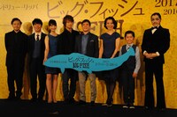 ミュージカル「ビッグ・フィッシュ」フォトセッションの様子。左から白井晃、藤井隆、赤根那奈、浦井健治、川平慈英、霧矢大夢、鈴木福、ROLLY。