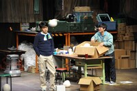 左から池田成志演じる夏目、中山祐一朗演じる前田。