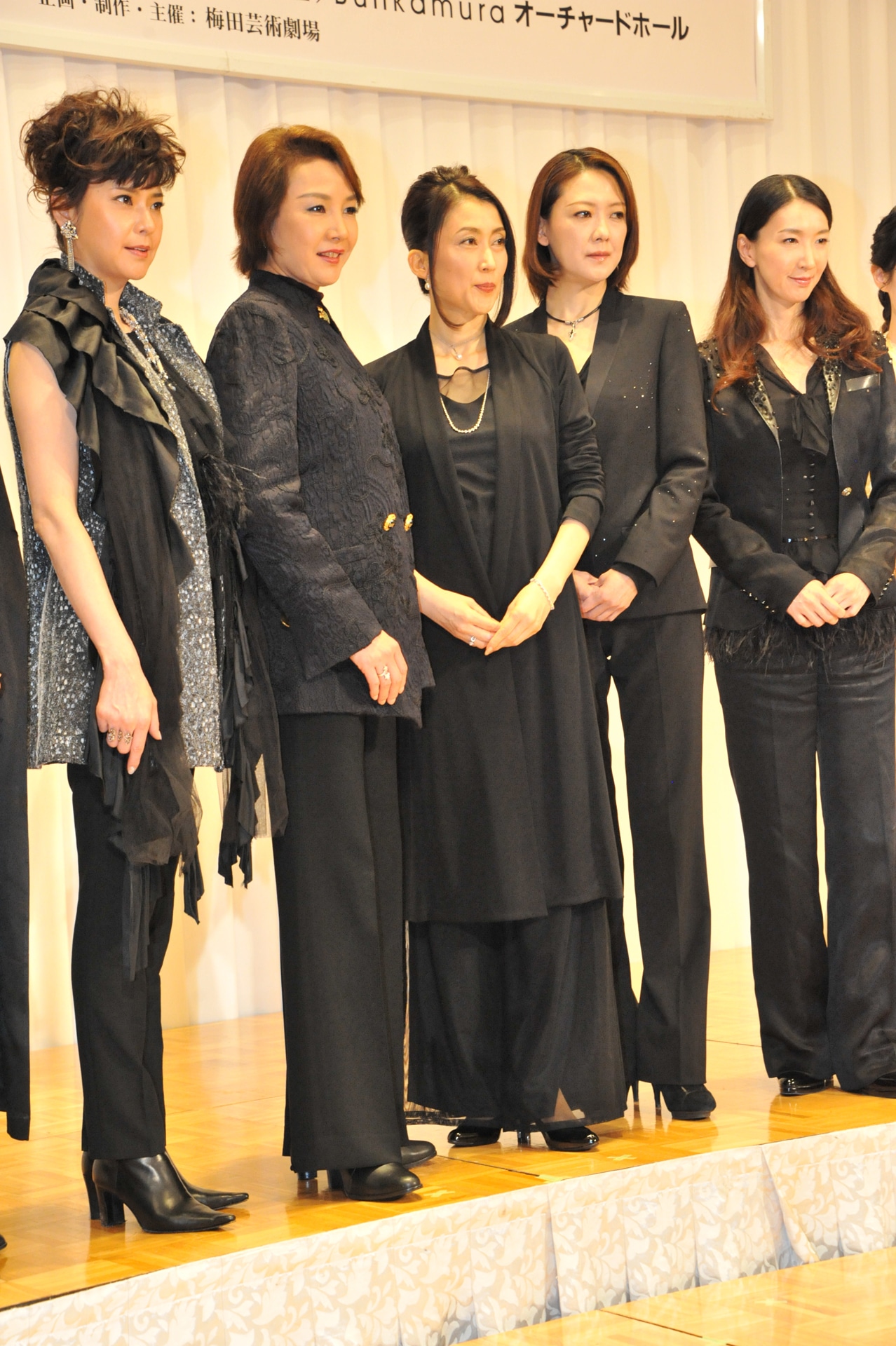 「エリザベート TAKARAZUKA20周年 スペシャル・ガラ・コンサート」制作発表記者会見フォトセッションの様子。左から彩輝なお、麻路さき、一路真輝、姿月あさと、春野寿美礼。