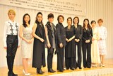 「エリザベート TAKARAZUKA20周年 スペシャル・ガラ・コンサート」制作発表記者会見フォトセッションの様子。左から凪七瑠海、白羽ゆり、水夏希、彩輝なお、麻路さき、一路真輝、姿月あさと、春野寿美礼、大鳥れい、龍真咲。