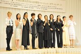「エリザベート TAKARAZUKA20周年 スペシャル・ガラ・コンサート」制作発表記者会見フォトセッションの様子。左から凪七瑠海、白羽ゆり、水夏希、彩輝なお、麻路さき、一路真輝、姿月あさと、春野寿美礼、大鳥れい、龍真咲。