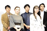 左から小須田康人、星野真里、石井智也、加藤梨里香、山本匠馬。