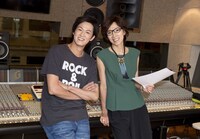 左から新納慎也、真琴つばさ。