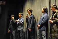 左から山内ケンジ、岡部たかし、橋本淳、古屋隆太、平岩紙。