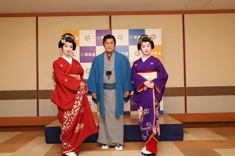 明治座十一月公演「祇園の姉妹」囲み取材の様子。明治座十一月公演「祇園の姉妹」囲み取材の様子。左から剛力彩芽、松平健、檀れい。