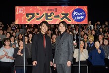 「シネマ歌舞伎『スーパー歌舞伎II ワンピース』応援上映 ～宴だ！みんなで盛り上がろう！すーぱーふぁーふぁーたいむ～」フォトセッションの様子。観客を背後に、左から福士誠治、中村隼人。