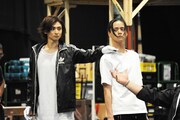 「ミュージカル『黒執事』～NOAH’S ARK CIRCUS～」稽古の様子。左からセバスチャン・ミカエリスを演じる古川雄大、ジョーカーを演じる三浦涼介。