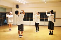 フラッシュモブの練習の様子。