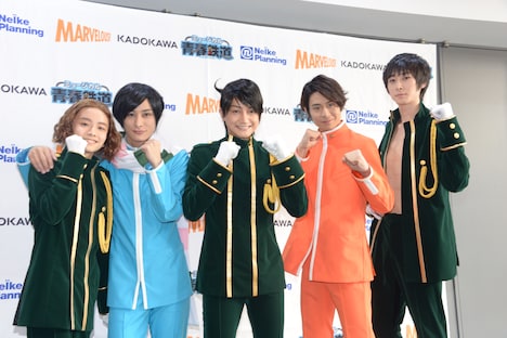 「ミュージカル『青春-AOHARU-鉄道』2 ~信越地方よりアイをこめて~」フォトセッションの様子。左から、板垣李光人、高崎翔太、永山たかし、鯨井康介、田中涼星。