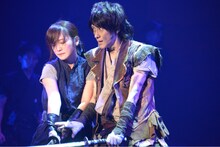 「あずみ 戦国編」ゲネプロより、左から川栄李奈演じるあずみ、鈴木拡樹演じるうきは。