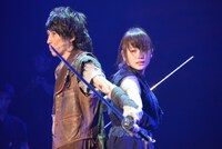 「あずみ 戦国編」ゲネプロより、左から鈴木拡樹演じるうきは、川栄李奈演じるあずみ。