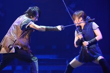 「あずみ 戦国編」ゲネプロの様子。左から鈴木拡樹演じるうきは、川栄李奈演じるあずみ。