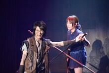 「あずみ 戦国編」ゲネプロより、左から鈴木拡樹演じるうきは、川栄李奈演じるあずみ。