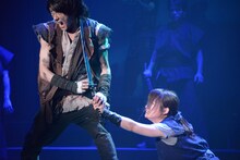 「あずみ 戦国編」ゲネプロより、左から鈴木拡樹演じるうきは、川栄李奈演じるあずみ。