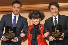 第2回「森光子の奨励賞」贈賞式より。左から北島康介、黒柳徹子、市村正親。