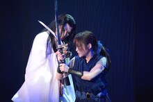 「あずみ 戦国編」ゲネプロより、左から早乙女友貴演じる最上美女丸、川栄李奈演じるあずみ。