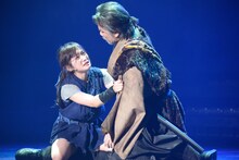 「あずみ 戦国編」ゲネプロより、左から川栄李奈演じるあずみ、山本亨演じる月斎。