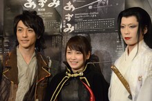 「あずみ 戦国編」フォトセッションの様子。左から鈴木拡樹、川栄李奈、早乙女友貴。