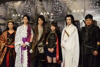 「あずみ 戦国編」フォトセッションの様子。左から有森也実、小園凌央、鈴木拡樹、川栄李奈、早乙女友貴、星田英利。