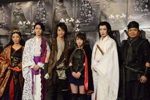 「あずみ 戦国編」フォトセッションの様子。左から有森也実、小園凌央、鈴木拡樹、川栄李奈、早乙女友貴、星田英利。