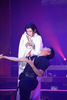 「あずみ 戦国編」ゲネプロより、上は早乙女友貴演じる最上美女丸。