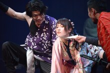 「あずみ 戦国編」ゲネプロより、中央は川栄李奈演じるあずみ。