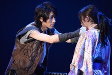 「あずみ 戦国編」ゲネプロより、左から鈴木拡樹演じるうきは、川栄李奈演じるあずみ。