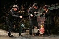 江戸糸あやつり人形 結城座「ドールズタウン」初演の様子。