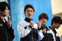 安西慎太郎（中央）