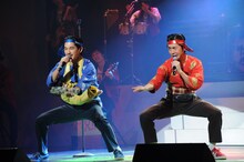 左から瑛太演じる小鰭光、増子直純演じる金目鯛次郎。