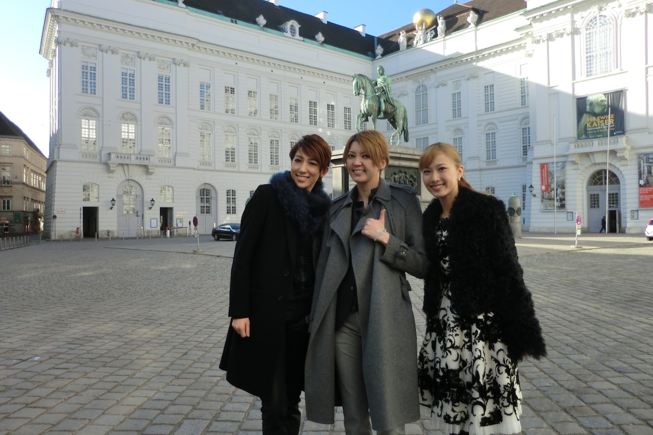 宝塚宙組の朝夏、実咲、真風が「エリザベート」誕生の地ウィーンを訪問