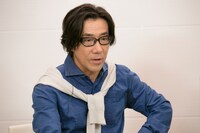 地球ゴージャス プロデュース公演 Vol.14「The Love Bugs」DVD特典映像のビジュアルコメンタリーより、岸谷五朗。(c)2016・アミューズ