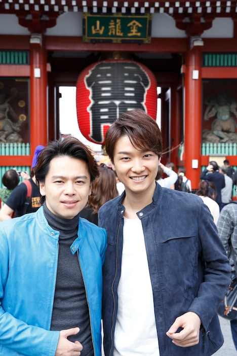 WOWOWライブ「それゆけ！ミュージカル応援し隊 井上芳雄の小部屋」収録の様子。左から中川晃教、井上芳雄。