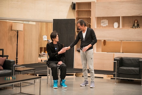 「スルース～探偵～」稽古の様子。（撮影：引地信彦）