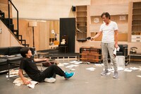 「スルース～探偵～」稽古の様子。（撮影：引地信彦）