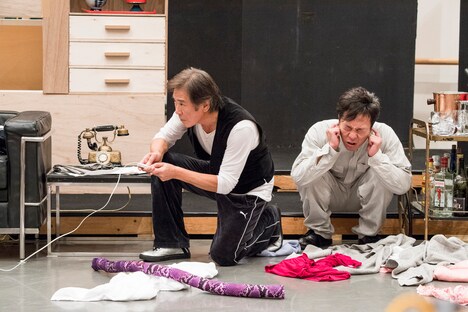 「スルース～探偵～」稽古の様子。（撮影：引地信彦）