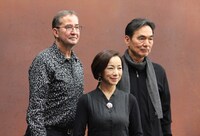 東京文化会館開館55周年・日本ベルギー友好150周年記念オペラ「眠れる美女～House of the Sleeping Beauties～」フォトセッションの様子。左からギー・カシアス、原田美枝子、長塚京三。