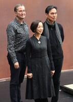 東京文化会館開館55周年・日本ベルギー友好150周年記念オペラ「眠れる美女～House of the Sleeping Beauties～」フォトセッションの様子。左からギー・カシアス、原田美枝子、長塚京三。