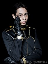 橋本真一演じる小暮洵。