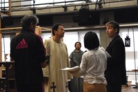 「ノートルダムの鐘」稽古より。左からフロロー役候補の芝清道とスコット・シュワルツ。