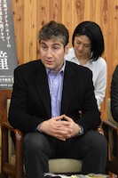 演出のスコット・シュワルツ。