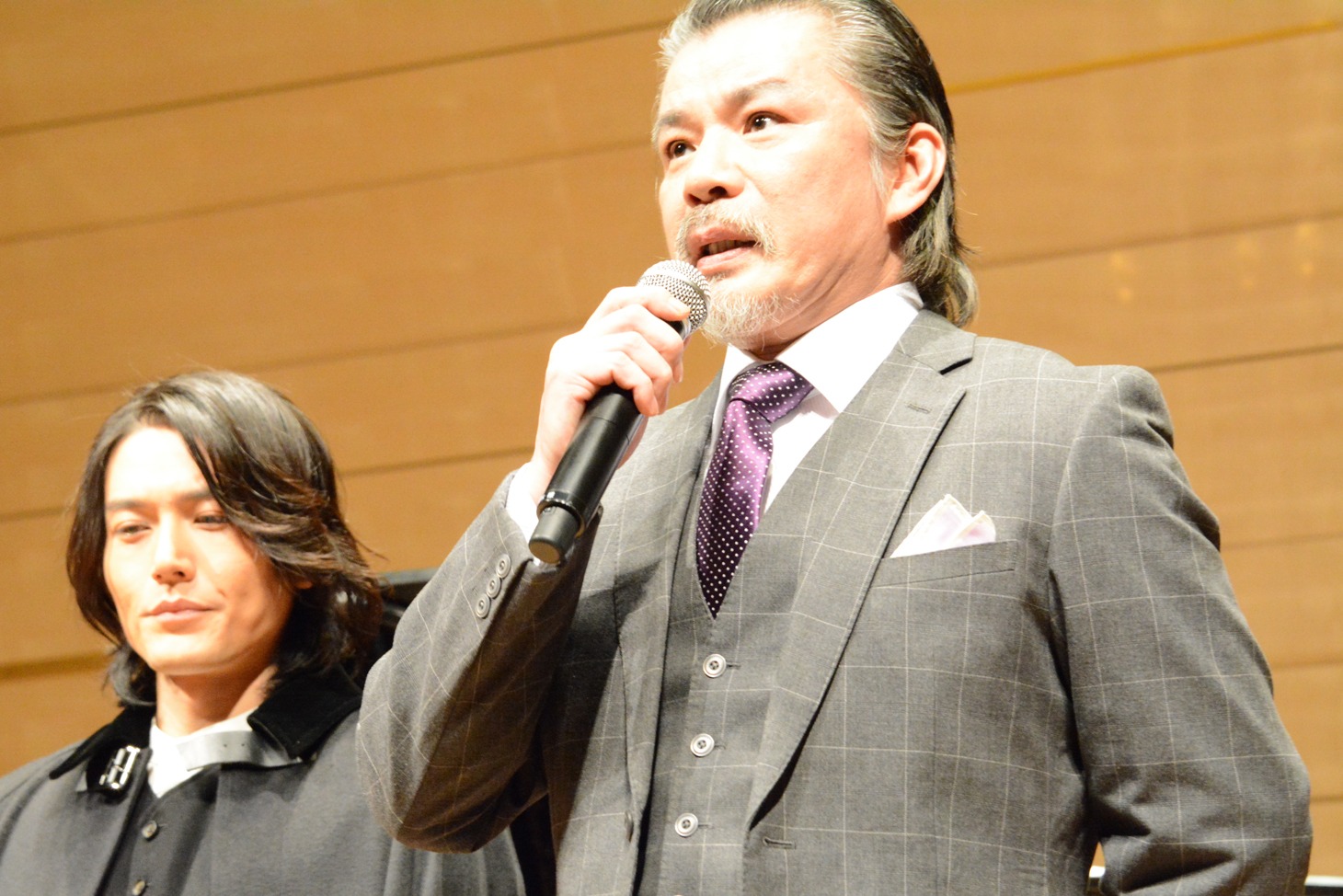 山本亨（右）