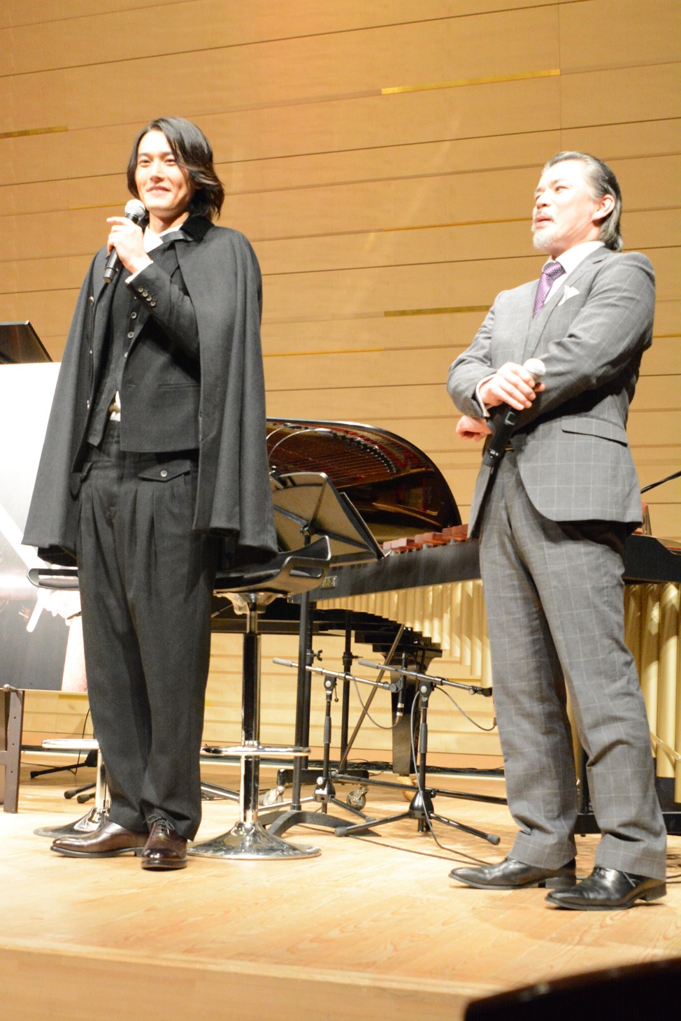 左から蕨野友也、山本亨。