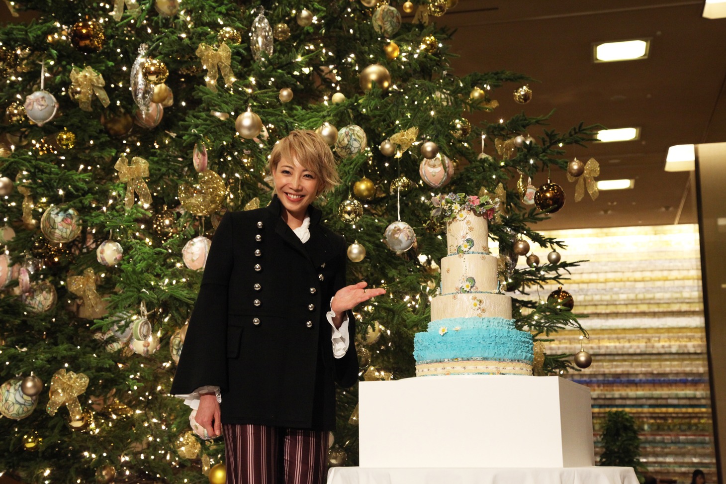 東京・帝国ホテル東京にて行われたクリスマスイルミネーションの点灯式より、柚希礼音。